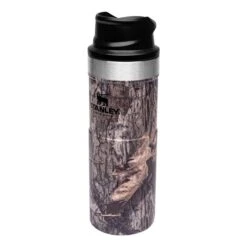 Stanley Classic Trigger-Action Travel Mug 0,47 Liter Thermobecher Mossy Oak -Campingausrüstungs Laden stanley classic trigger action travel mug 047 liter thermobecher mossy oak 2