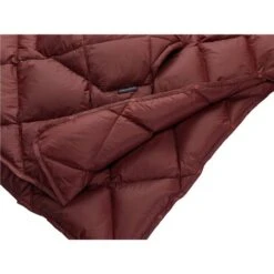 Therm-a-Rest Honcho Poncho Down Daunen Poncho Burgandy -Campingausrüstungs Laden therm a rest honcho poncho down daunen poncho burgandy 2